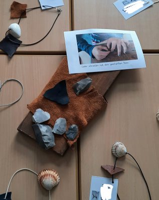 Klasse 2 - Steinzeitschmuck - Muschelketten mit Lederstuecken