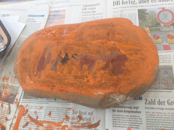 Mit Acryl-Farben haben wir auf Steinen und auf Papier gemalt. Wir gestalteten dabei einen großen Stein vom Schulhof. Der kommt wieder zurück dorthin, damit es auf dem Hof ein paar schön bemalte Steine gibt.